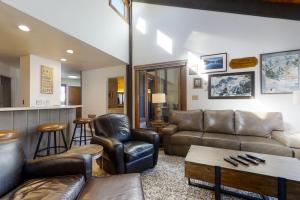 una sala de estar con muebles de cuero y un bar en Lodge at Steamboat B303 en Steamboat Springs