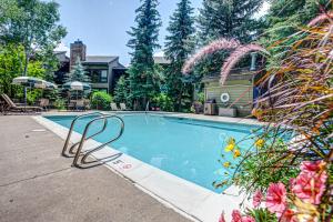 The swimming pool at or close to Lodge at Steamboat B104