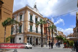 ポルト・エンペードクレにある"Stella Marina" Apt - on the coast of Agrigentoのヤシの木が茂る街道 +47枚の写真