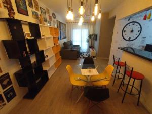 ein Wohnzimmer mit Tisch und Stühlen in der Unterkunft O Canto do Forte - Praia Grande in Praia Grande