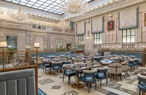 un comedor con mesas y sillas en un edificio en The Langham, Boston en Boston