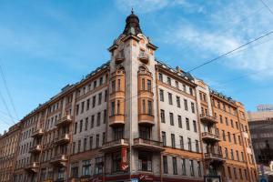 un edificio alto con una torre de reloj encima en Dom Knyazya, en San Petersburgo