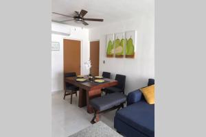 sala de estar con mesa y sofá azul en ¡NUEVO! Hermoso departamento con alberca., en Manzanillo