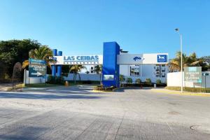 an empty parking lot in front of a gas station at Hermoso departamento con alberca in Manzanillo