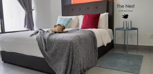 Un dormitorio con una cama con una manta. en Eco Kanvas Soho Suites, en Cyberjaya