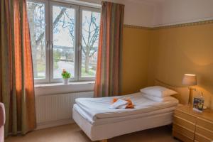 Ένα ή περισσότερα κρεβάτια σε δωμάτιο στο STF Sigtuna Vandrarhem
