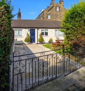 Gallery image of Luxe bungalow Bradford in Wibsey
