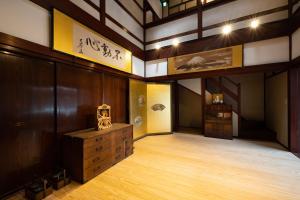 小松市にある龍助２５のウッドフロアの博物館のある広い客室です。