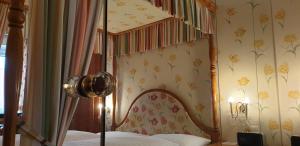 Postel nebo postele na pokoji v ubytování Hotel Hohenstauffen