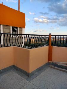 un balcone con ringhiera nera su un edificio di Amber Apartments G1 Kitengela ad Athi River