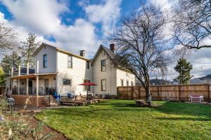 Foto de la galería de HISTORICAL JOHN RAST HOUSE circa 1875 en Roseburg