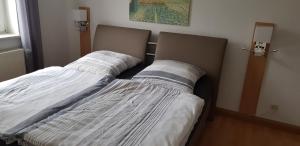 2 nebeneinander sitzende Betten in einem Schlafzimmer in der Unterkunft Ferienwohnung klein Treben in Fockendorf
