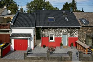 ein Haus mit einem roten und weißen Haus in der Unterkunft Rotes Bienenhaus in Kottenheim