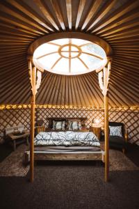 Voodi või voodid majutusasutuse Yurt District toas