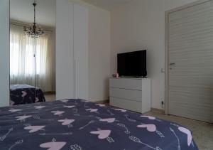 a bedroom with a bed and a flat screen tv at B&B Diana in Marostica