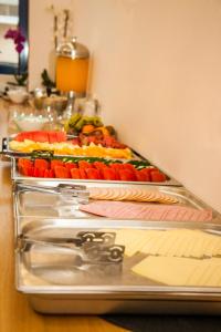 un buffet di frutta e verdura su un tavolo di Aquarius Boutique Hotel a Rethymno