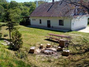 a picnic table in front of a building at Gerecse Vendégház in Süttő