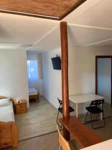 Pokój z łóżkiem, biurkiem i stołem w obiekcie Mineral apartman Crystal w mieście Sóstófürdő