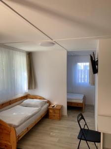sypialnia z łóżkiem i krzesłem w obiekcie Mineral apartman Crystal w mieście Sóstófürdő