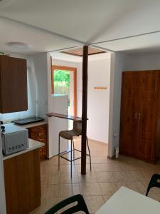kuchnia ze stołem z parasolem w obiekcie Mineral apartman Crystal w mieście Sóstófürdő
