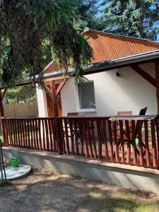 dom z drewnianym tarasem z 2 krzesłami w obiekcie Mineral apartman Crystal w mieście Sóstófürdő
