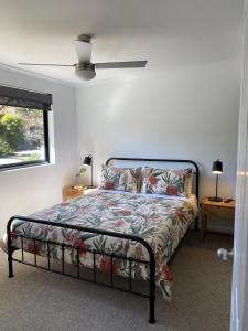Кровать или кровати в номере Goldfield Holiday Units