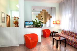 ベッラーリア・イジェア・マリーナにあるHotel Villa Europaのリビングルーム(ソファ、赤い椅子付)