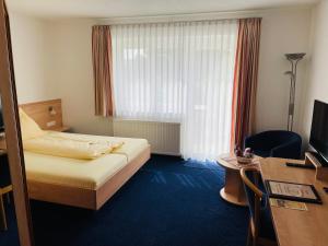 Postel nebo postele na pokoji v ubytování Hotel Zum Fliegerwirt + 37 fotografií