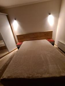 Rúm í herbergi á Divcibare apartmani Gavrić