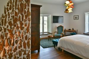 Un dormitorio con una cama y una cómoda. en Domaine de Garat, en Floirac