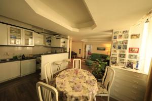 A kitchen or kitchenette at Cozy Flat