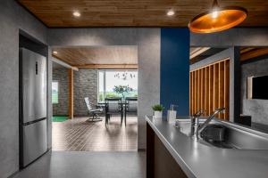 eine Küche mit Theke und ein Esszimmer in der Unterkunft The Landscape in Kami-furano