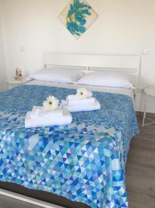 1 dormitorio con 1 cama con toallas en Laris, en Castellabate
