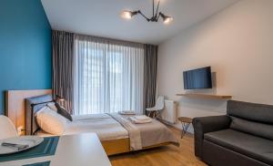 Habitación de hotel con cama y sofá en B&H2 en Gudauri
