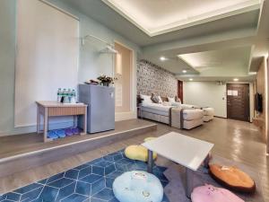 高雄的住宿－美麗島福憩旅店，客厅配有沙发和桌子