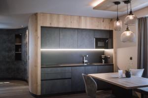 A kitchen or kitchenette at AhriaPura