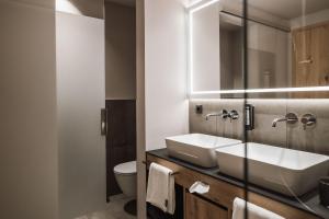 A bathroom at AhriaPura