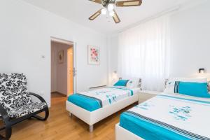 Posteľ alebo postele v izbe v ubytovaní Waterfront villa with pool