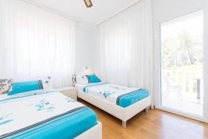 Posteľ alebo postele v izbe v ubytovaní Waterfront villa with pool