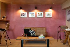 Habitación con mesa de madera y pared roja. en Esperos Suites & Villas en Lafkos