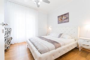 Posteľ alebo postele v izbe v ubytovaní Waterfront villa with pool