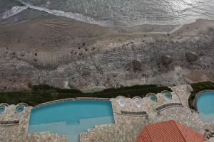 an overhead view of a swimming pool next to the ocean at Paraíso en Rosarito a pie de la playa in Rosarito