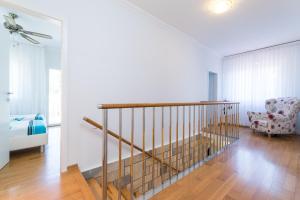 Posteľ alebo postele v izbe v ubytovaní Waterfront villa with pool