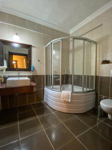La salle de bains est pourvue d'une douche et d'un lavabo. dans l'établissement Monark Hotel Cappadocia, à Nevşehir