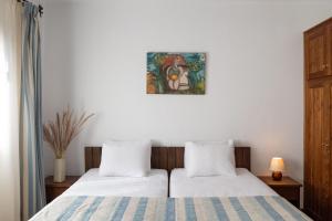 Postel nebo postele na pokoji v ubytování Esperos Suites & Villas