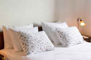 Postel nebo postele na pokoji v ubytování Esperos Suites & Villas