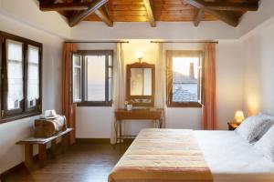 Postel nebo postele na pokoji v ubytování Esperos Suites & Villas