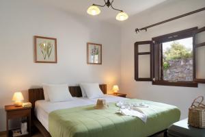 Postel nebo postele na pokoji v ubytování Esperos Suites & Villas