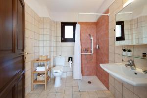 Koupelna v ubytování Esperos Suites & Villas