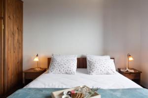 Postel nebo postele na pokoji v ubytování Esperos Suites & Villas
